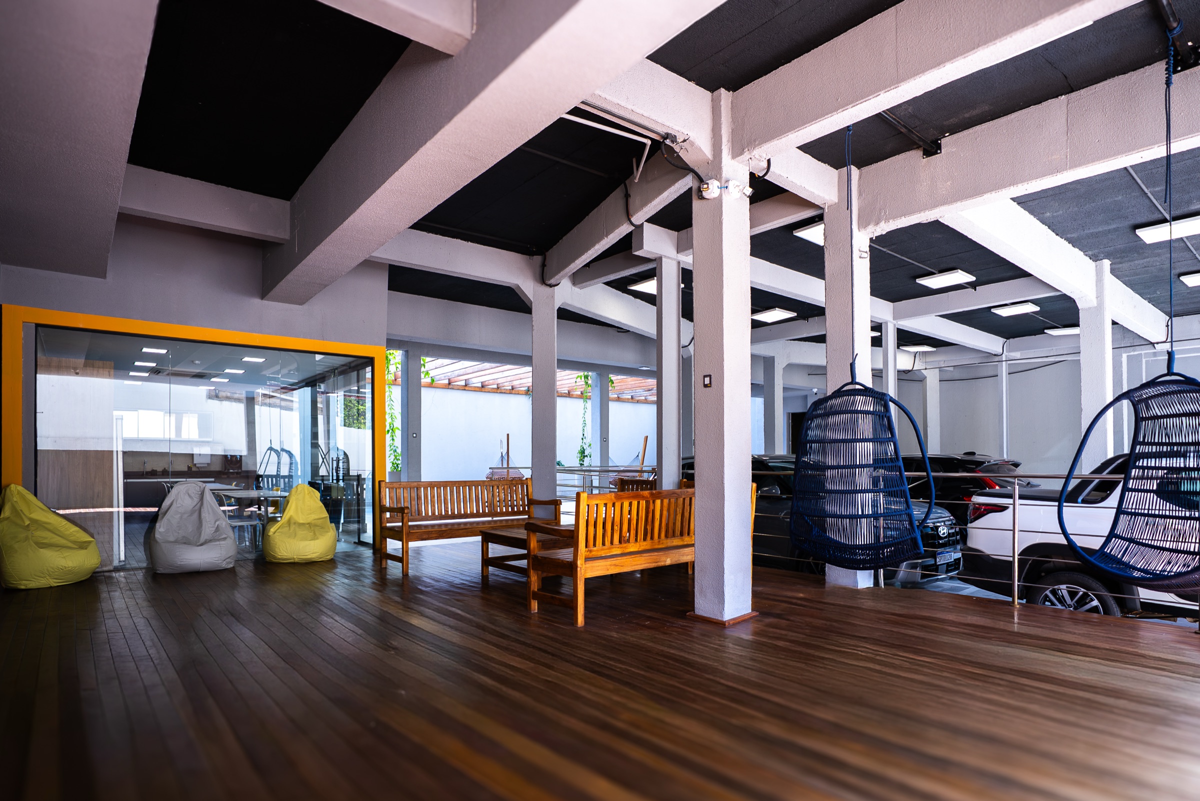 Copa Deck do Yumit Hub — área externa com redário, cozinha completa e ambiente arejado para eventos corporativos — foto 1 de 5