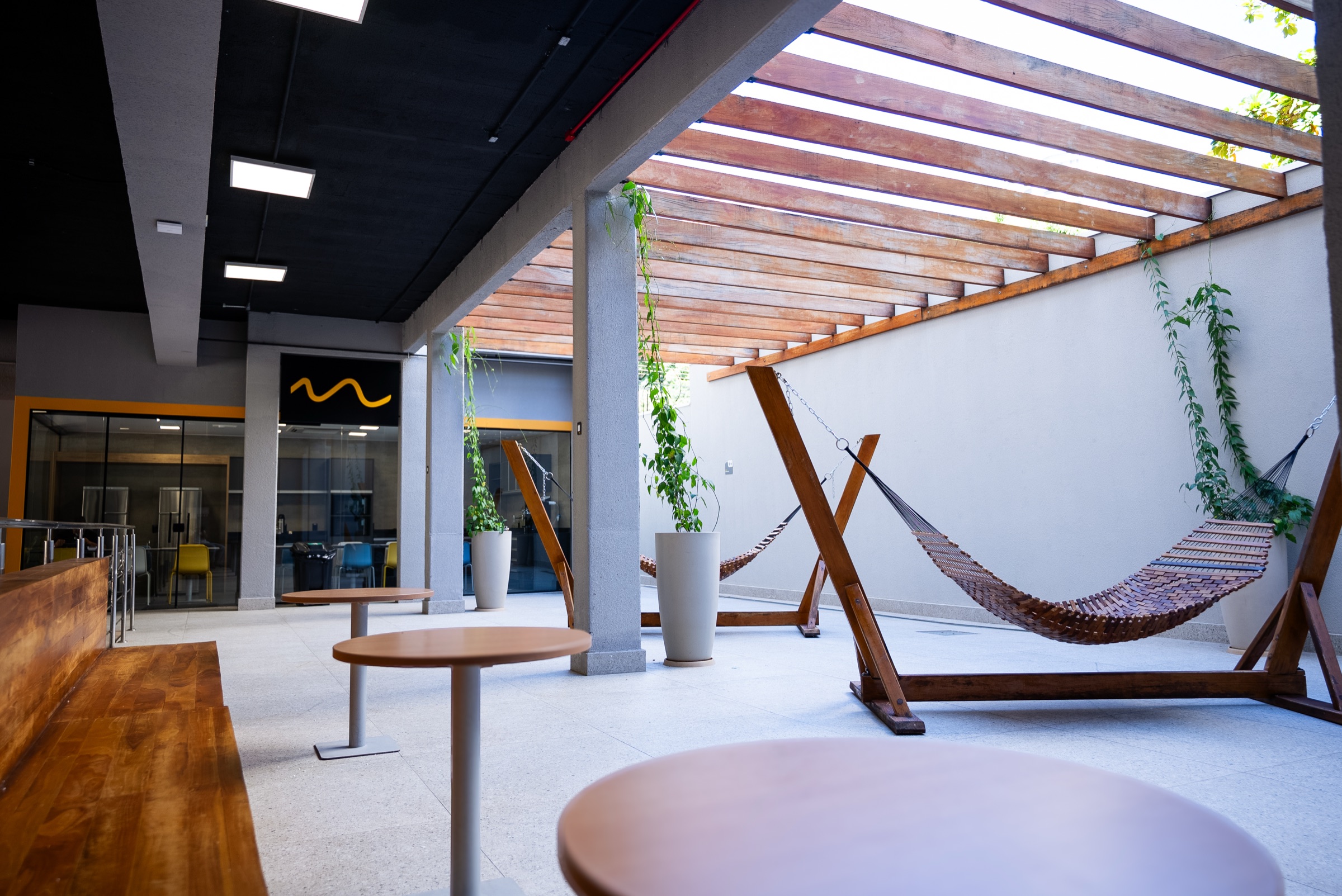 Copa Deck do Yumit Hub — área externa com redário, cozinha completa e ambiente arejado para eventos corporativos
