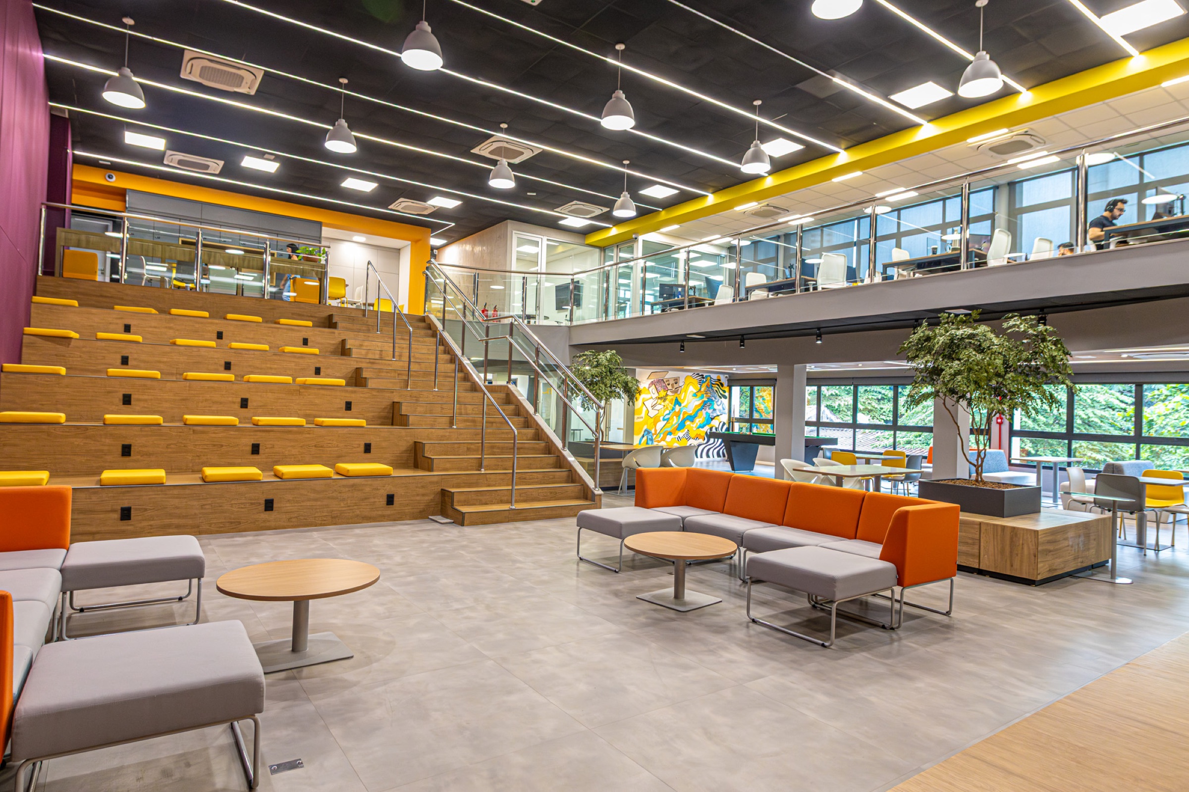 Palco Principal e Arena do Yumit Hub — auditório amplo com palco iluminado, arquibancada e telão para palestras e grandes eventos — foto 1 de 6